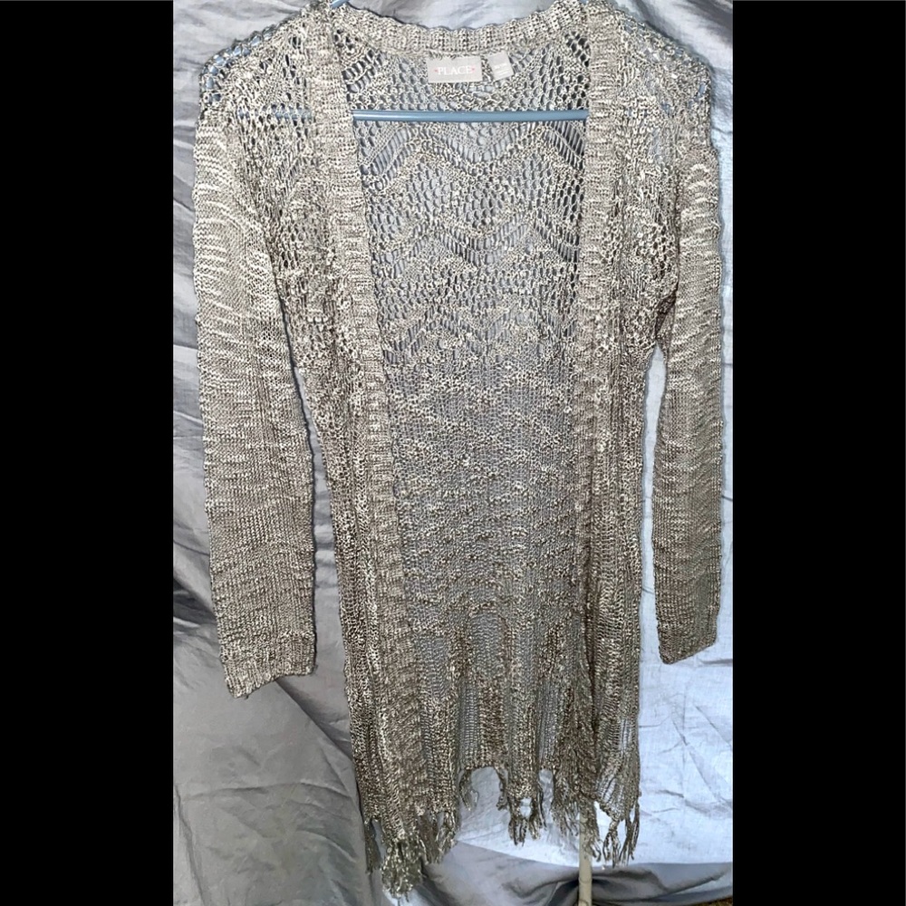 A grey shawl.
